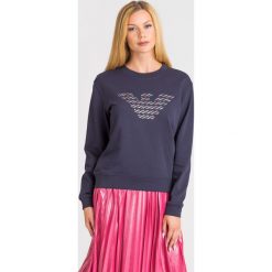 BLUZA Emporio Armani. Niebieskie bluzy damskie Emporio Armani, z nadrukiem, z materiału, bez rękawów, bez kaptura. Za 549,00 zł.