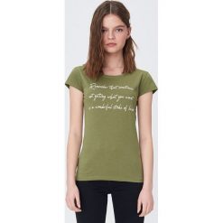 Koszulka basic z napisem - Khaki. Brązowe koszulki damskie Sinsay, s, z napisami, bez kołnierzyka, bez rękawów. W wyprzedaży za 7,99 zł.