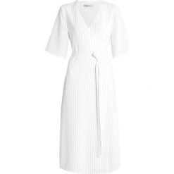 Gestuz AVARY DRESS Długa sukienka white/black. Białe sukienki damskie marki Gestuz, bez wzorów, z poliesteru, bez kołnierzyka, z długim rękawem, długie, maxi. Za 759,00 zł.