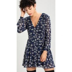 Sukienki hiszpanki: Glamorous Petite V NECK DITSY DRESS Sukienka letnia dark blue ditsy