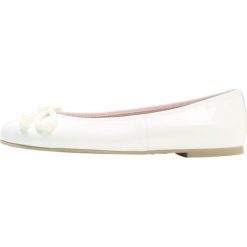Pretty Ballerinas SHADE Baleriny blanco. Białe baleriny damskie marki Pretty Ballerinas, bez wzorów, ze skóry, bez obcasa. W wyprzedaży za 431,20 zł.