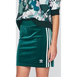 Adidas Originals - Spódnica. Zielone spódniczki damskie dzianinowe marki adidas Originals, mini. Za 149,90 zł.