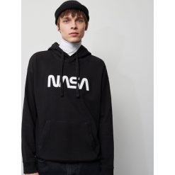 Bluza z kapturem NASA - Czarny. Czarne bluzy męskie Reserved, s, bez wzorów, z kapturem, bez rękawów, z kapturem. Za 109,99 zł.
