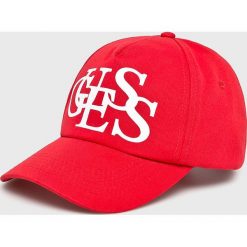 Guess Jeans - Czapka. Czerwone czapki z daszkiem damskie marki Guess Jeans, z aplikacjami, z bawełny. Za 189,90 zł.