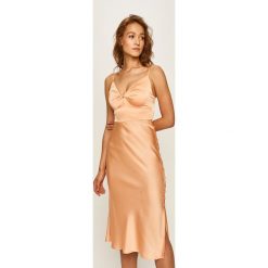 Marciano Guess - Sukienka. Sukienki damskie MARCIANO GUESS, na co dzień, z aplikacjami, z poliesteru, bez kołnierzyka, bez rękawów, maxi, proste. W wyprzedaży za 859,90 zł.