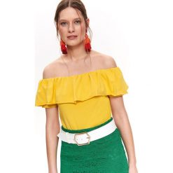 BAWEŁNIANA BLUZKA Z FALBANAMI. Żółte bluzki damskie Top Secret, bez wzorów, z bawełny, eleganckie, bez kołnierzyka, z krótkim rękawem. Za 49,99 zł.