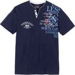T-shirt z nadrukiem bonprix ciemnoniebieski. Niebieskie t-shirty męskie bonprix, s, z nadrukiem, bez kołnierzyka. Za 54,99 zł.