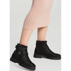 Czarne Botki No Filter. Czarne botki damskie lity marki vices, na jesień, z materiału, z okrągłym noskiem, na zamek. Za 129,99 zł.