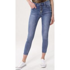 Niebieskie Jeansy Flattering. Niebieskie jeansy damskie Born2be, xs, bez wzorów, z jeansu, z podwyższonym stanem. Za 79,99 zł.