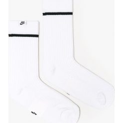 Nike Sportswear - Skarpetki (2-pack). Białe skarpetki damskie marki Nike Sportswear, bez wzorów, z elastanu. W wyprzedaży za 49,90 zł.
