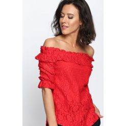 Czerwona Bluzka Chain Of Vogue. Czerwone bluzki damskie Born2be, xl, bez wzorów, bez kołnierzyka, bez rękawów. Za 49,99 zł.