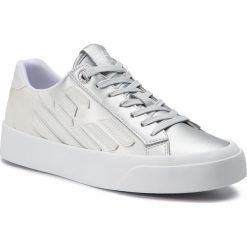 Sneakersy EA7 EMPORIO ARMANI - X8X037 XK067 N627 White/Silver. Szare półbuty damskie EA7 Emporio Armani, ze skóry ekologicznej. Za 789,00 zł.