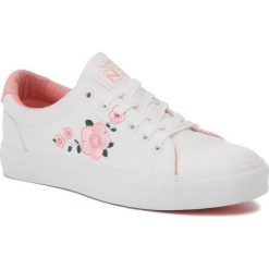 Tenisówki NYLON RED - WP40-8902Z White. Białe półbuty damskie Nylon Red, na co dzień, bez wzorów, z gumy, bez obcasa, na płaskiej podeszwie, bez zapięcia. Za 69,99 zł.
