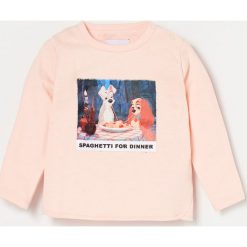 Miękka bluza z nadrukiem Zakochany Kundel - Pomarańczowy. Pomarańczowe bluzy damskie Reserved, z nadrukiem, bez rękawów, bez kaptura. Za 55,99 zł.