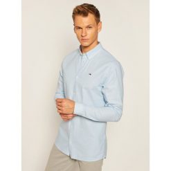 Koszula Tommy Jeans Tjm Stretch Oxford DM0DM06562. Niebieskie koszule męskie Tommy Jeans, m, bez wzorów, z jeansu, casualowe, bez kołnierzyka, bez rękawów. Za 299,00 zł.