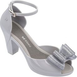 Zaxy Sandały Diva Top Sandal Fem 82442-50802 Sandały szare / srebrne (rozmiar 37). Szare sandały damskie Zaxy, bez wzorów, eleganckie, bez obcasa, bez zapięcia. W wyprzedaży za 160,00 zł.