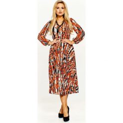 Plisowana sukienka midi we wzory - multikolor, 38. Sukienki damskie e-margeritka.pl, na wiosnę, w koronkowe wzory, z tkaniny, eleganckie, z długim rękawem, długie, bez kaptura. Za 239,99 zł.