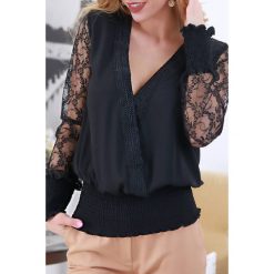 Bluzka damska EMILESA BLACK. Czarne bluzki damskie IVET, bez wzorów, z tiulu, eleganckie, bez kołnierzyka, bez rękawów. W wyprzedaży za 99,00 zł.