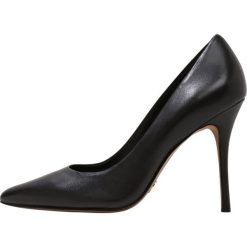 MICHAEL Michael Kors TIEGAN Szpilki black. Czarne czółenka damskie na sylwestra MICHAEL Michael Kors, bez wzorów, ze skóry, bez obcasa, na szpilce, bez zapięcia. Za 629,00 zł.