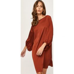 Answear - Sukienka. Pomarańczowe sukienki damskie ANSWEAR, na co dzień, s, bez wzorów, z poliesteru, casualowe, bez kołnierzyka, bez rękawów, mini, proste. Za 129,90 zł.