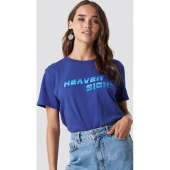 NA-KD T-shirt Heaven Sighs - Blue. Niebieskie t-shirty damskie marki NA-KD, z nadrukiem, z jersey, z okrągłym kołnierzem. W wyprzedaży za 43,77 zł.