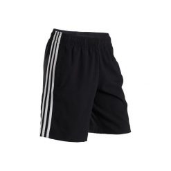 Spodenki chłopięce z logo na nogawce i 3 paskami z boku. Czarne spodenki chłopięce Adidas, w paski, z poliesteru, sportowe. Za 89,99 zł.