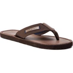 Japonki TOMMY HILFIGER - Elevated Leather Beach Sandal FM0FM02080 Coffee Bean 212. Pomarańczowe klapki męskie TOMMY HILFIGER, ze skóry, bez zapięcia. W wyprzedaży za 159,00 zł.