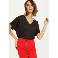 BLUZKA KRÓTKI RĘKAW LUŹNA. Czarne bluzki damskie Top Secret, bez wzorów, eleganckie, z dekoltem w serek, z krótkim rękawem. W wyprzedaży za 39,99 zł.