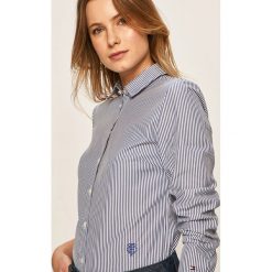 Tommy Hilfiger - Koszula. Czerwone bluzki damskie TOMMY HILFIGER, na co dzień, bez wzorów, z bawełny, klasyczne, z klasycznym kołnierzykiem, z długim rękawem. W wyprzedaży za 249,90 zł.