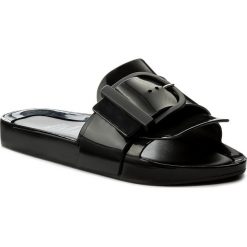 Klapki MELISSA - Beach Slide IV Ad 32286 Black 01003. Czarne klapki damskie Melissa, z aplikacjami, z tworzywa sztucznego, bez obcasa. W wyprzedaży za 229,00 zł.