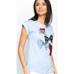 Niebieski T-shirt Bow Pleasure. Niebieskie t-shirty damskie marki Born2be, m, w kolorowe wzory, z okrągłym kołnierzem. Za 54,99 zł.
