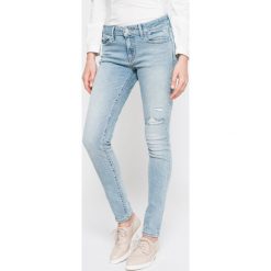 Levi's - Jeansy 711 Let's Run Away. Czerwone jeansy damskie marki Levi's®. W wyprzedaży za 229,90 zł.