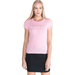 Calvin Klein Koszulka Różowy. Różowe koszulki damskie Calvin Klein, m, z nadrukiem, z bawełny, bez kołnierzyka, z krótkim rękawem. Za 154,95 zł.