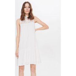 Sukienka midi Eco Aware - Kremowy. Białe sukienki damskie Mohito, s, bez wzorów, bez kołnierzyka, bez rękawów, midi. Za 99,99 zł.