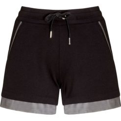 Szorty EA7 EMPORIO ARMANI. Czarne szorty damskie EA7 Emporio Armani, bez wzorów, z tkaniny. W wyprzedaży za 352,00 zł.