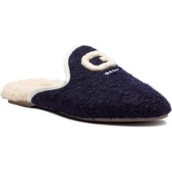 Kapcie GANT - Lazy 17598929 Marine G69. Niebieskie klapki damskie GANT, bez wzorów, z wełny, bez obcasa. W wyprzedaży za 129,00 zł.