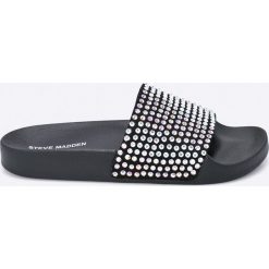 Steve Madden - Klapki. Czarne klapki damskie Steve Madden, bez wzorów, z materiału, bez obcasa. W wyprzedaży za 179,90 zł.
