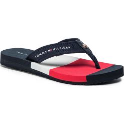 Japonki TOMMY HILFIGER - Flat Beach Sandal Feminne FW0FW04388 Rwb 020. Niebieskie klapki damskie TOMMY HILFIGER, bez wzorów, z tworzywa sztucznego, bez obcasa. W wyprzedaży za 149,00 zł.