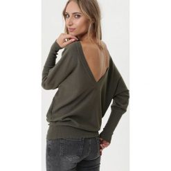 Ciemnozielony Sweter Annabel. Zielone swetry damskie Born2be, uniwersalny, bez wzorów, z dzianiny, klasyczne, z długim rękawem, długie, bez kaptura. Za 109,99 zł.