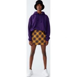 Minispódniczka w kratkę w kolorze ochry. Pomarańczowe spódniczki damskie marki Pull&Bear, w kratkę. Za 59,90 zł.