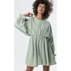 Miętowa Sukienka Sistine. Zielone sukienki damskie Born2be, na imprezę, xl, bez wzorów, z okrągłym kołnierzem, bez rękawów, mini, rozkloszowane. Za 119,99 zł.
