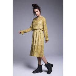 Naoko - Sukienka Chloe. Żółte sukienki damskie marki NAOKO, na co dzień, s, bez wzorów, z tkaniny, casualowe, bez kołnierzyka, bez rękawów, midi, rozkloszowane. W wyprzedaży za 159,90 zł.