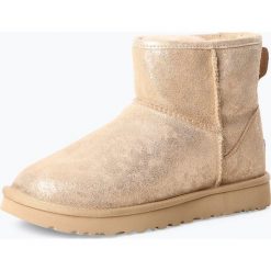 UGG - Skórzane botki damskie – Classic Mini II Stardust, złoty. Żółte botki damskie Ugg, eleganckie, bez obcasa, bez zapięcia. Za 599,95 zł.