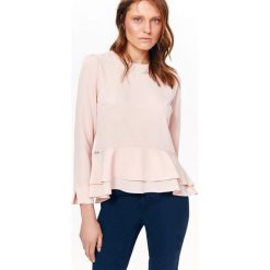 BLUZKA ELEGANCKA, Z DELIKATNEJ TKANINY, Z OZDOBNYMI FALBANAMI. Różowe bluzki damskie Top Secret, bez wzorów, z tkaniny, eleganckie, z podwójnym kołnierzykiem, z długim rękawem. W wyprzedaży za 39,99 zł.