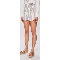 Guess Jeans - Szorty. Białe szorty damskie Guess Jeans, s, z aplikacjami, z poliesteru, casualowe, z podwyższonym stanem. W wyprzedaży za 199,90 zł.