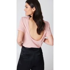 NA-KD Basic T-shirt z odkrytymi plecami - Pink. Różowe t-shirty damskie NA-KD Basic, z bawełny, z dekoltem na plecach. W wyprzedaży za 26,48 zł.