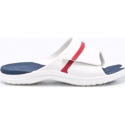 Crocs - Klapki. Białe kapcie męskie Crocs, z materiału, bez zapięcia. W wyprzedaży za 99,90 zł.