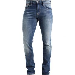 Tommy Jeans SCANTON Jeansy Slim Fit dynamic true. Niebieskie jeansy męskie relaxed fit marki Tommy Jeans. W wyprzedaży za 411,75 zł.