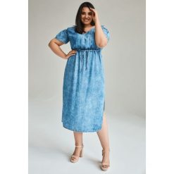 Jeansowa sukienka Daria MAXI denimowy odcień duże rozmiary OVERSIZE PLUS SIZE LATO. Niebieskie sukienki damskie Moda Size Plus Iwanek, do pracy, na lato, plus size, bez wzorów, z jeansu, biznesowe, z asymetrycznym kołnierzem, plus size, z długim rękawem, długie, maxi, asymetryczne. Za 219,90 zł.