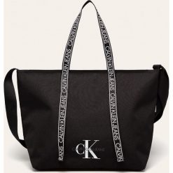 Calvin Klein Jeans - Torebka. Czarne torby damskie na zakupy Calvin Klein Jeans, z nadrukiem, z poliesteru, na ramię, duże, z nadrukiem, bez dodatków. Za 359,90 zł.